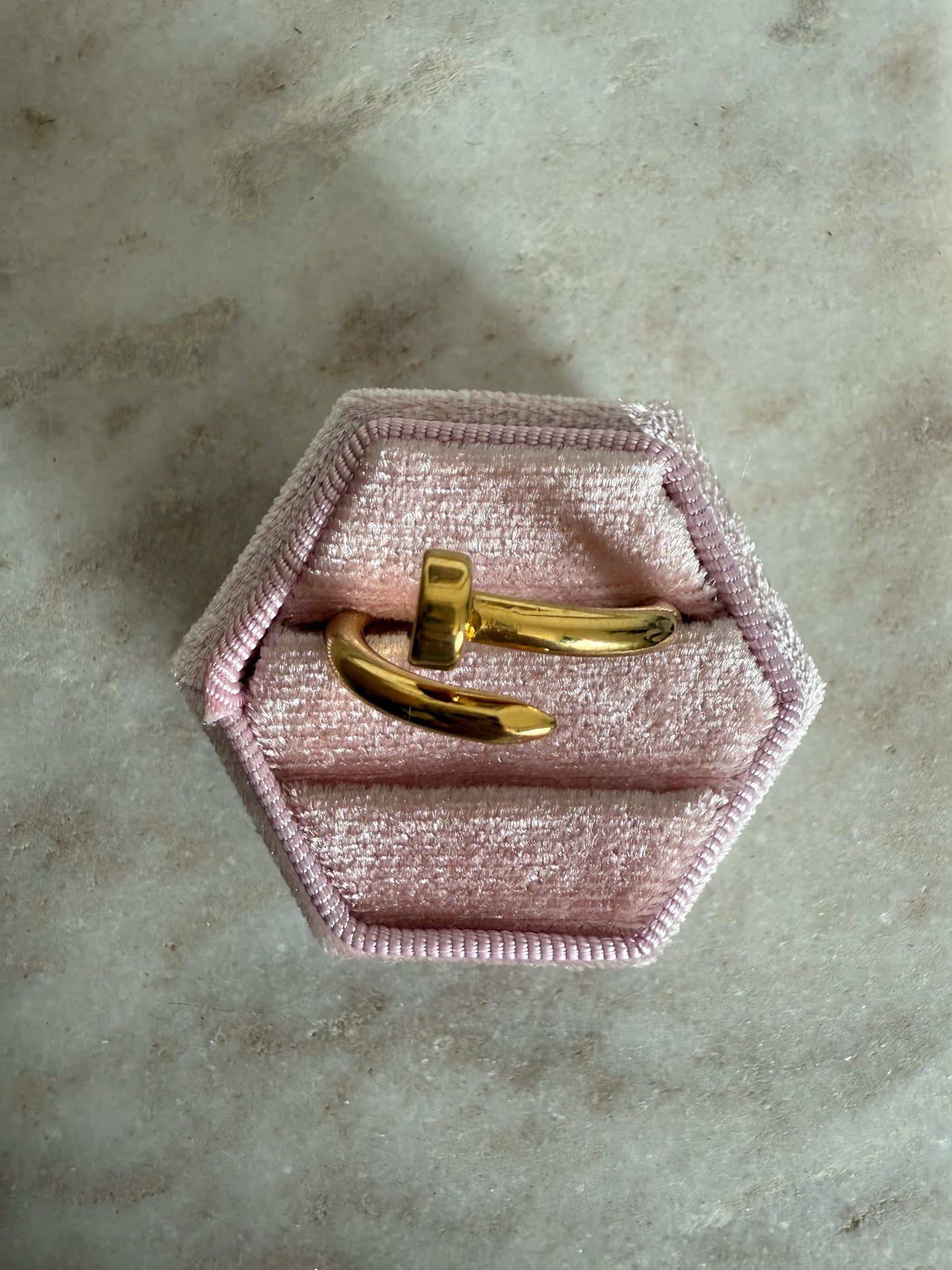 Spijker ring goud