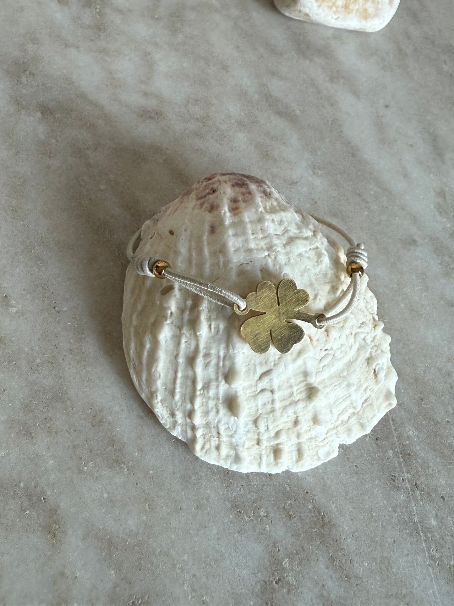 Clover Armbandje Beige