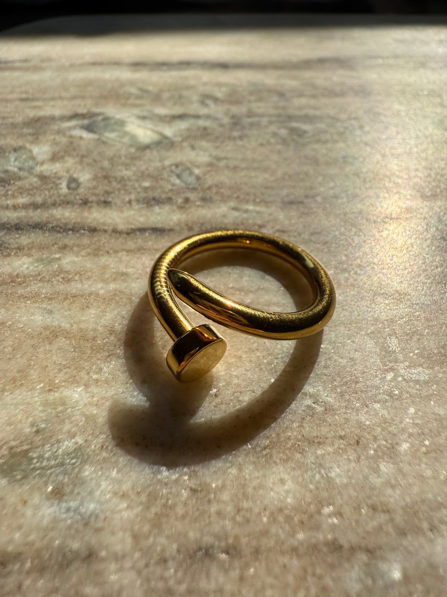 Spijker ring goud