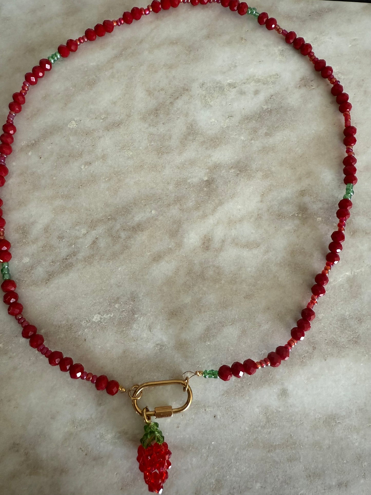 Rode kralen ketting