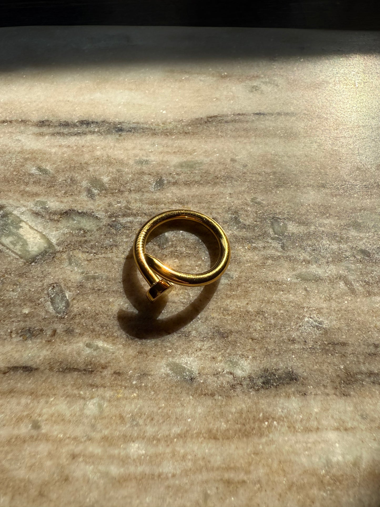 Spijker ring goud