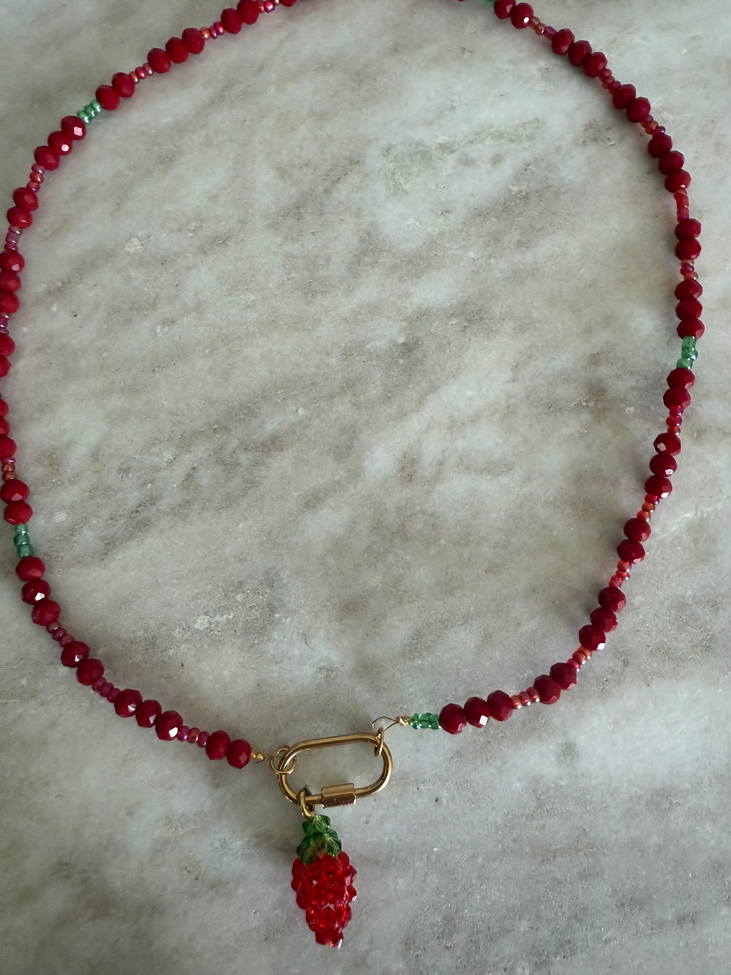 Rode kralen ketting