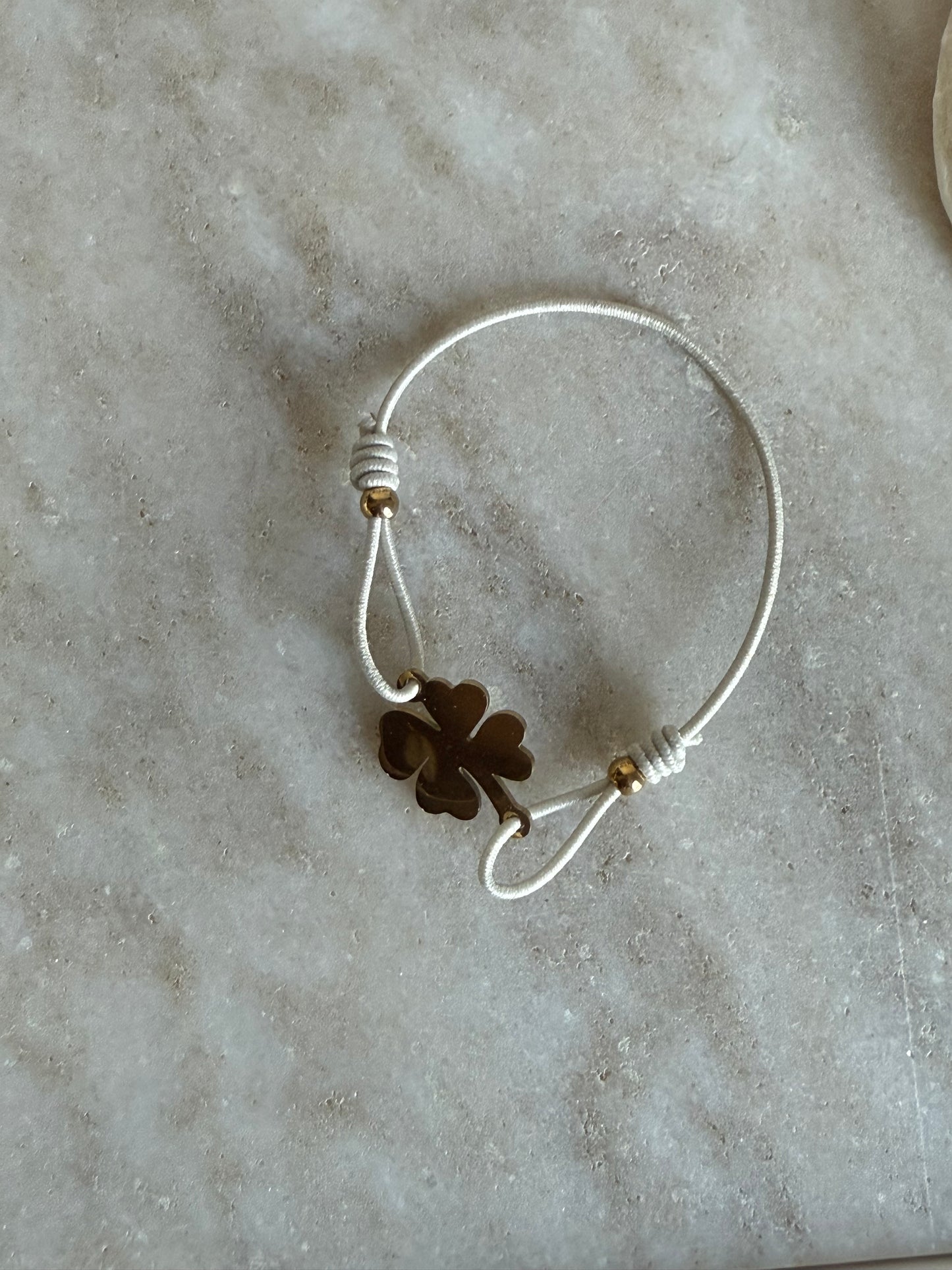Clover Armbandje Beige