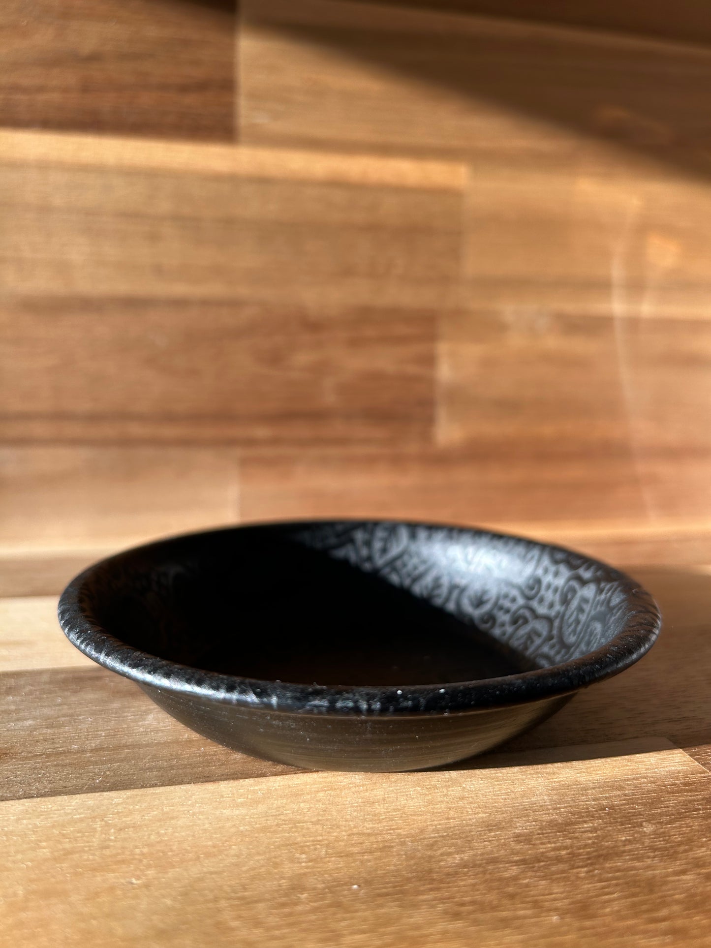 Klein zwart schaaltje patroon